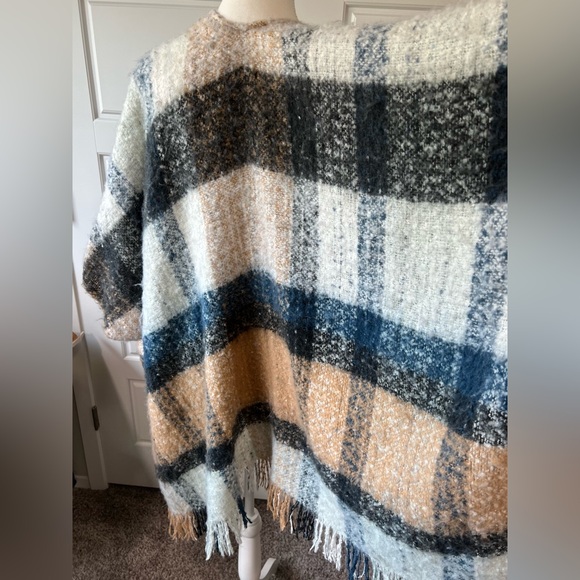 SONOMA Plaid Blanket‎ Scarf Poncho Shawl Wrap Cozy Fringe Tan Blue Black White - Picture 5 of 8